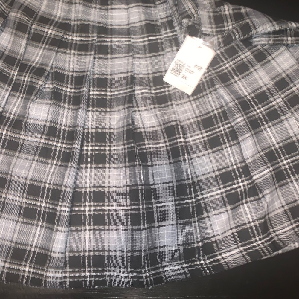 Black/white/grey plaid pleated skirt Forever 21